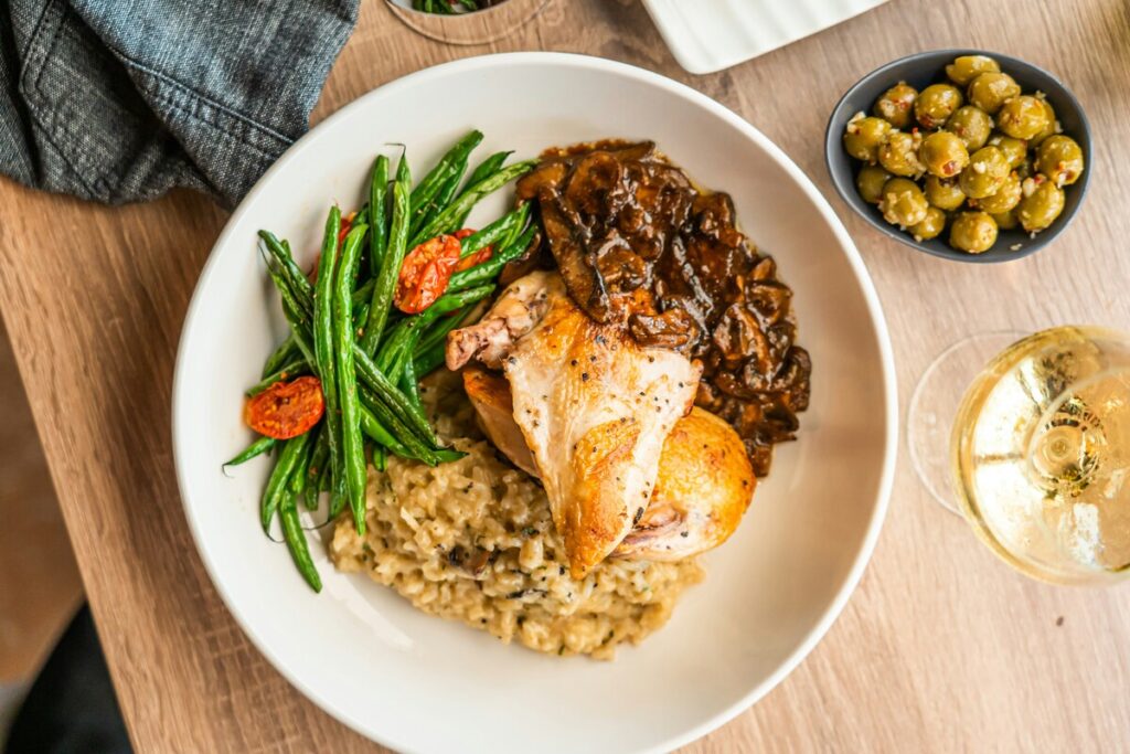 Plato de pollo con judías verdes y arroz visto desde arriba