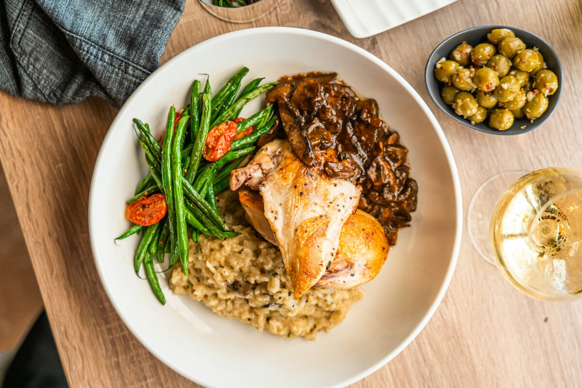 Plato de pollo con judías verdes y arroz visto desde arriba