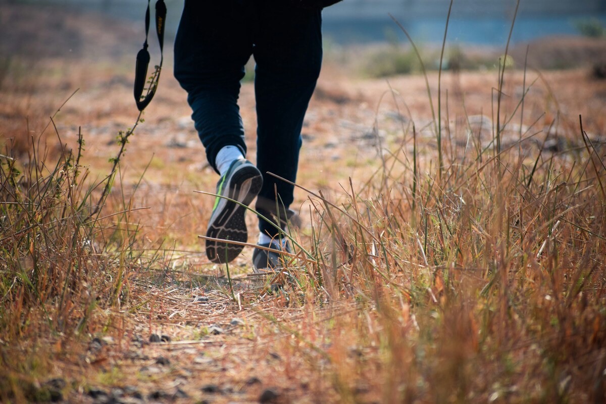Persona caminando por un sendero de tierra al aire libre